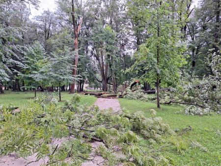 Posledice nočnega neurja.